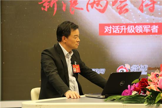 全國人大代表劉翔浩在直播訪談現場與網友互動