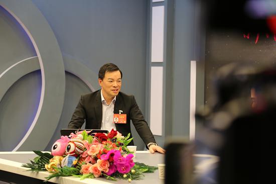 劉翔浩在直播中談及油茶產業與精準扶貧